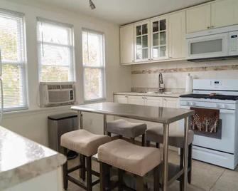 Music's Hot Spot on the Veltway - Berwyn - Kitchen