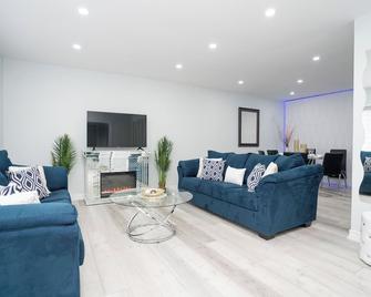 Executive Modern Home with Backyard Oasis close to the Airport - Брамптон - Вітальня