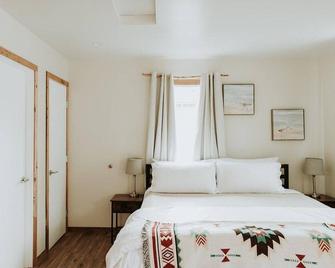 Baywood Cottage #2 | Walk to Bay | Dog Friendly - Baywood Park - Bedroom