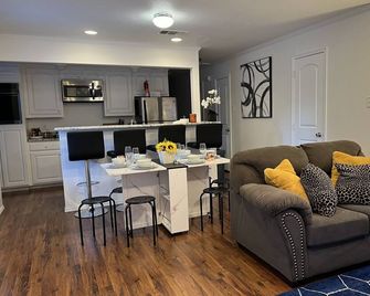 The Uptown Bungalow-Covered Parking-Walkable Historic Neighborhood-Pet Friendly! - Dallas - Living room