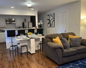 The Uptown Bungalow-Covered Parking-Walkable Historic Neighborhood-Pet Friendly! - דאלאס - סלון