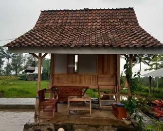 Express O 91901 Homestay Irish Irish - Banyuwangi - Front desk