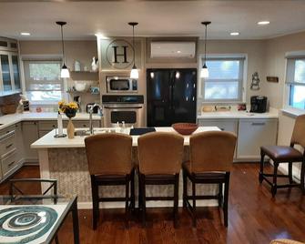 Nice quiet and safe place to stay you will enjoy, nice enclosed porch - Olathe - Kitchen