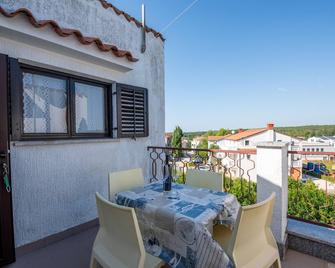 Apartment A6 in Villa Falcon in the peaceful part of Funtana - Funtana - Balkon