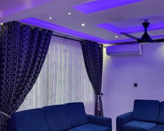 Cozy apartment in charming Kumasi with WiFi, AC - Kumasi - Lounge