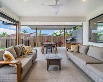 Straite St Family Getaway - Spacious & Quiet - Robina - Living room