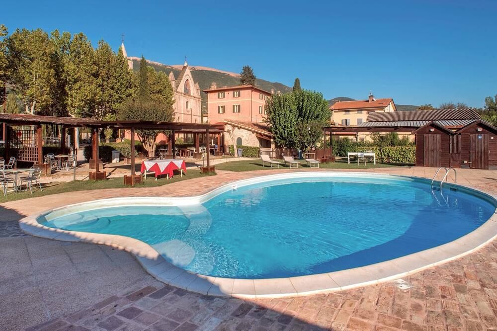 لا بادرونال دل ريفو - اسيسي - حوض السباحة