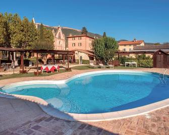 Country House la Padronale Del Rivo - אסיסי - בריכה