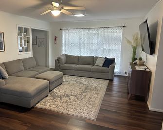 Nice 3 Bedroom, 1.5 bathroom Chickasaw House - Enid - Huiskamer