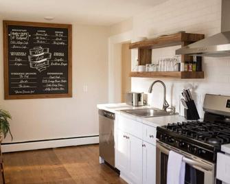 Clark Suite - Millpond Inn - Clarkston - Kitchen
