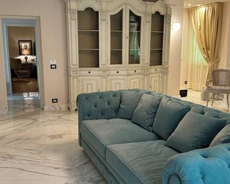 Romantic villa in the heart of Marina di Pietrasanta a few steps from the sea - Marina Di Pietrasanta - Wohnzimmer