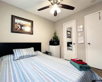 Chic & Cozy Room – 20 Min from Downtown Dallas - Dallas - Schlafzimmer