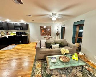 Eclectic Unique Cozy 1-bedroom apartment with WiFi, AC in charming La Crosse - La Crosse - Living room