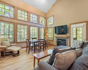 3BR Slopeside Disciples Village Ski In/Ski Out Condo on Ramshead. - Boyne Falls - Living room