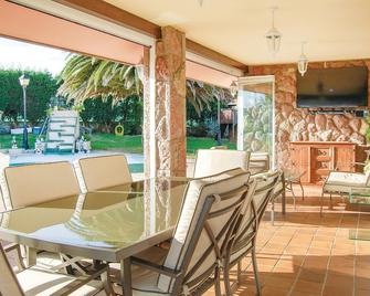 The holiday home is located on peninsula on the Asturian coast, 150 metres from the beach of Los Cri - Candás - Patio