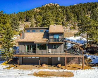 Deluxe Rental Cabin with Private Hot Tub in Wilderness of Evergreen, Colorado - Evergreen - Building