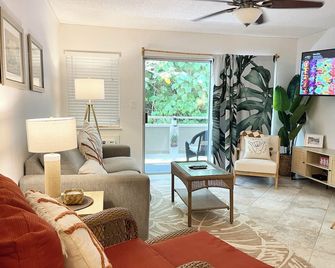 Plantation Hale Suites B6, Ac, Near Beach, Shops, Restaurants - Kapaa - Olohuone