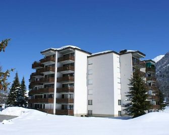 Spacious studio for 1-3 people. with balcony, swimming pool and sauna, Davos-Dorf - Davos - Edificio