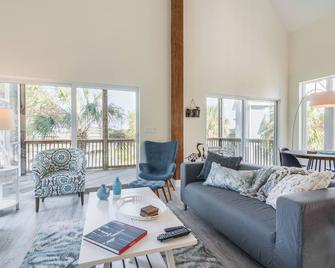 Located on Crystal River with a magnificent view over the river - Crystal River - Living room