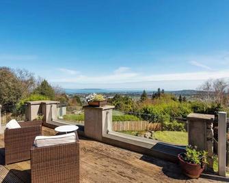 Charming 6-Bed Escape- Balconies & Panoramic Views - Dublin