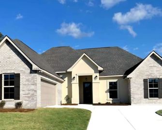 Gorgeous 4-bd 2 bt vacation home in charming Zachary. 30 min from Tiger Stadiums - Zachary - Будівля