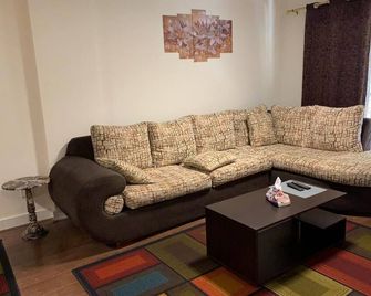 2-bedroom apartment with WiFi, AC in delightful Rehab city in heart new cairo - Madinat Coraya - Living room