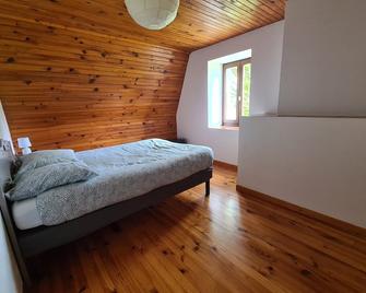 Auvergne farmhouse in the heart of nature - Cros - Habitación