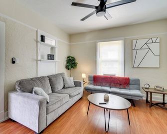 2 Mi To Old Town Abq: East Downtown Triplex Unit - Albuquerque - Living room