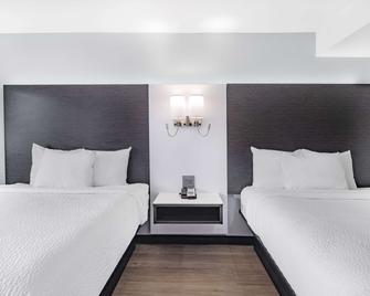 Days Inn & Suites by Wyndham Niagara Falls/Buffalo - Niagara Falls - Bedroom
