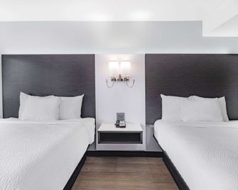 Days Inn & Suites by Wyndham Niagara Falls/Buffalo - Niagara Falls - Bedroom