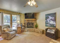 Stunning Red River Retreat Next to Ski Lift! - Red River - Living room