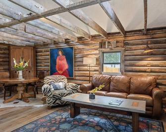Red Door Hideout | Historic D/T Carbondale Cabin - Carbondale - Living room