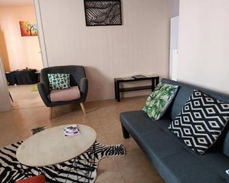 Cap Coutellerie - Séjours Pros Ou Familles En Hypercentre De Thiers - Thiers - Salon