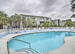Baytree Golf Colony Studio about 5 Mi to Beach! - Little River - Alberca