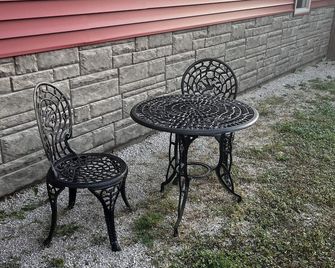 Cozy 1-bedroom Guest Suite next to Tennis Courts - Newton - Patio