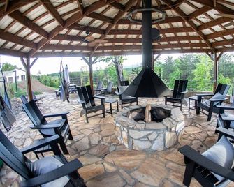 Serenity Ridge Cabin F: Couple's Vacay + Hot Tub - Mill Spring - Patio