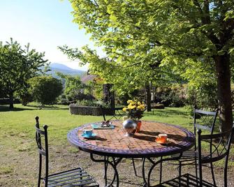 Spacious room in the countryside, surrounded by nature - Chazey-Bons - Innenhof