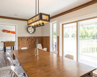 Secluded Home Near Mount Snow - 22 Acres, 4,500 sq. ft., Hot Tub, Pet-Friendly! - Brattleboro - Dining room