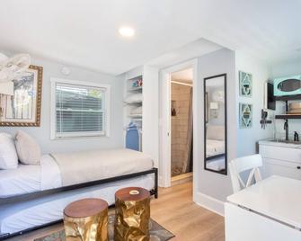 Tiny rental +patio+BBQ+2bikes+Parking- great area! - St. Petersburg - Bedroom