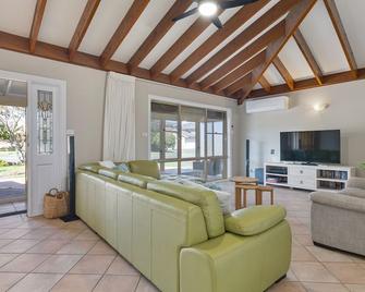 Occy's at Fingal Bay - Shoal Bay - Living room