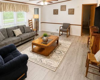 Peaceful 3br/2ba Near Suwannee River & Springs - Live Oak - Wohnzimmer