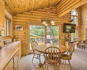 Serene Long Lake Cabin with Deck and Fire Pit! - Cumberland - Dining room
