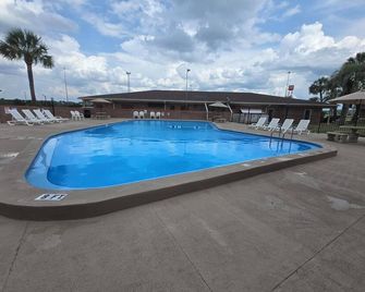 Experience the Best Hospitality in Lake City! - Lake City - Pool