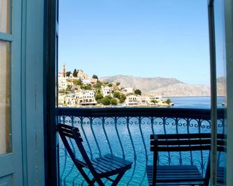 Nireus Hotel - Ano Symi - Balkon