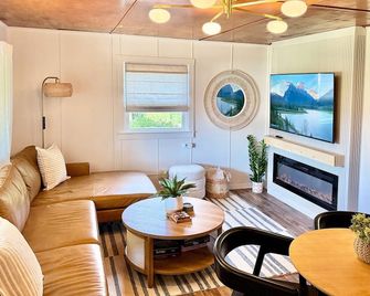 Tide Cabin | Walk to Lake Como + Fire Pit + Grill - Lake Geneva - Living room