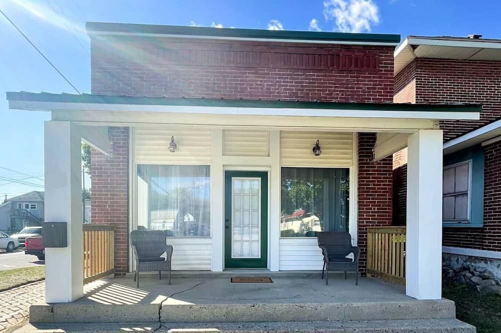 Historic Huntington Grocery Hot Tub Getaway - Huntington - Building