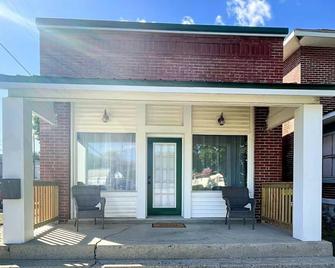 Historic Huntington Grocery Hot Tub Getaway - Huntington - Edificio