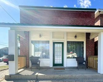 Historic Huntington Grocery Hot Tub Getaway - Huntington - Building