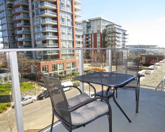 Close to Ocean/Near Downtown/Wifi/Secure Parking/Outdoor Pool/Gym - فيكتوريا - شرفة