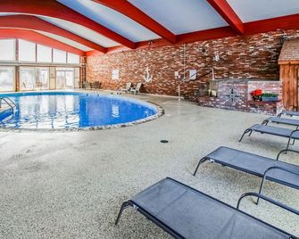 Courtyard by EVRentals - היאניס - בריכה